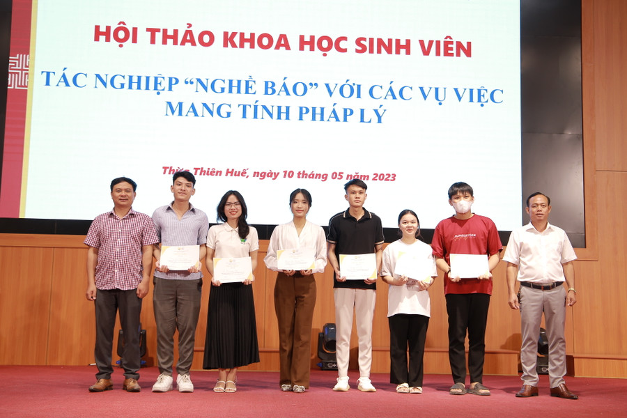 Các đại biểu, khách mời trao giấy chứng nhận cho sinh viên tham gia hội thảo. (Ảnh: Hoàng Hải). Các đại biểu, khách mời trao giấy chứng nhận cho sinh viên tham gia hội thảo. (Ảnh: Hoàng Hải).