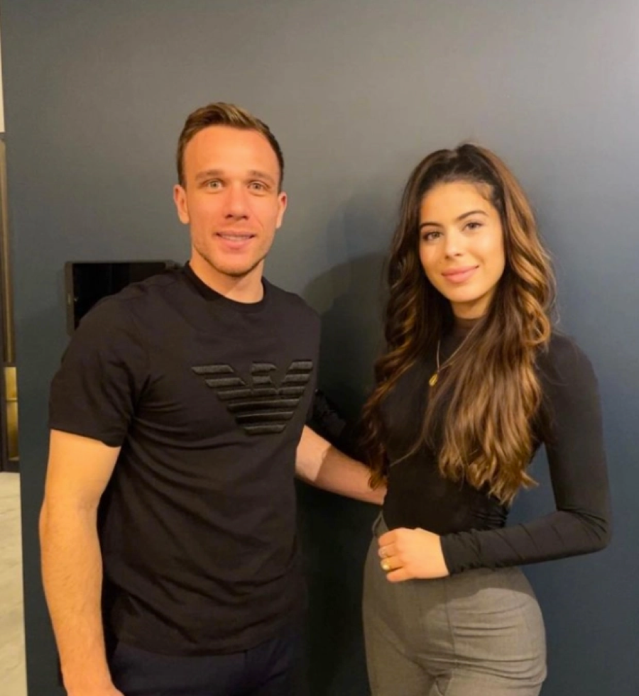 Ngôi sao cho mượn của Liverpool Arthur Melo chụp ảnh với Duque. Ngôi sao cho mượn của Liverpool Arthur Melo chụp ảnh với Duque.