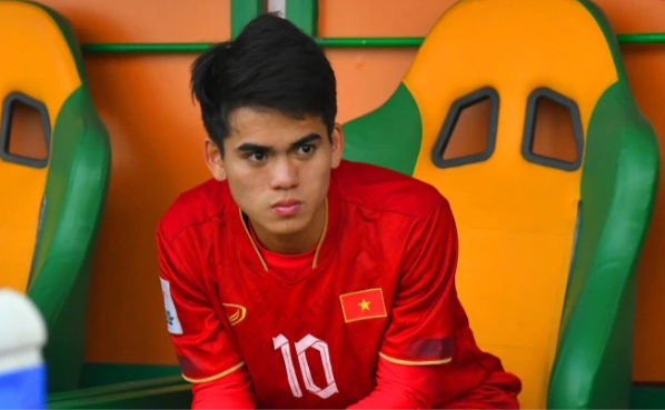 Khuất Văn Khang buồn bã khi U20 Việt Nam bị loại đầy cay đắng. Khuất Văn Khang buồn bã khi U20 Việt Nam bị loại đầy cay đắng.