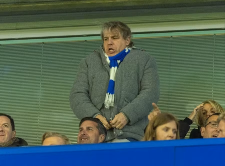 Chủ sở hữu Chelsea Todd Boehly phấn khích khi đội nhà vào tứ kết.