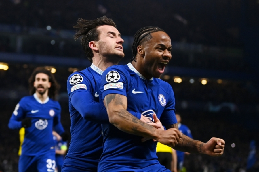 Sterling đưa Chelsea vượt lên dẫn trước ngay trước khi hiệp một kết thúc. Sterling đưa Chelsea vượt lên dẫn trước ngay trước khi hiệp một kết thúc.