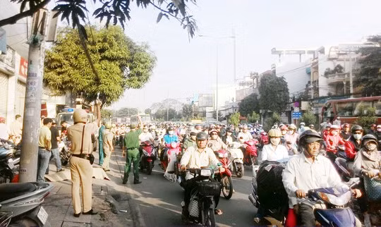 Đang chạy xe máy trên đường, người đàn ông chạy lên vỉa hè rồi ngồi gục và tử vong sau đó