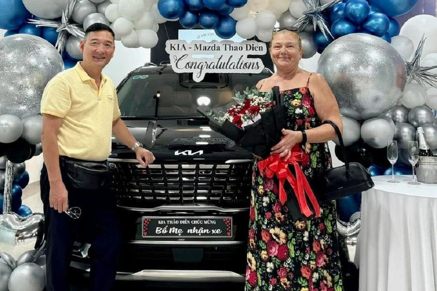 Bố mẹ Văn Lâm hạnh phúc khi nhận xe con trai tặng. Bố mẹ Văn Lâm hạnh phúc khi nhận xe con trai tặng.