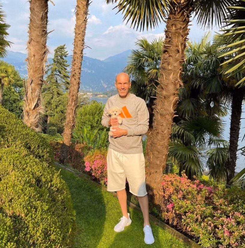 Zinedine Zidane (cựu HLV Real Madrid) đang ôm “cún cưng” đi dạo.