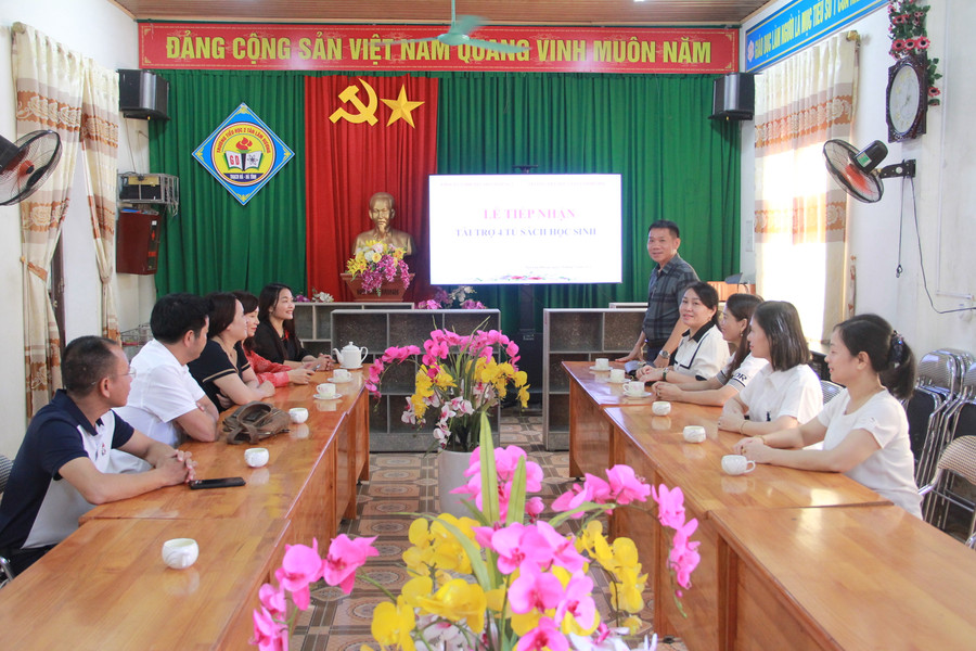 Đại diện Công ty Thanh Tùng 2 trao tặng tủ sách học sinh cho Trường Tiểu học Tân Lâm Hương II. (Ảnh: Vũ Long) Đại diện Công ty Thanh Tùng 2 trao tặng tủ sách học sinh cho Trường Tiểu học Tân Lâm Hương II. (Ảnh: Vũ Long)