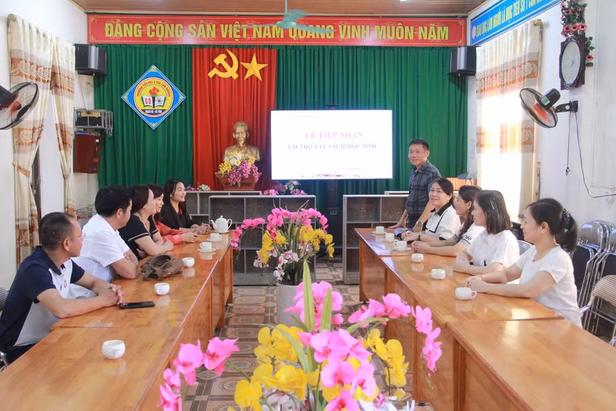 Đại diện Công ty Thanh Tùng 2 trao tặng tủ sách học sinh cho Trường Tiểu học Tân Lâm Hương II. (Ảnh: Vũ Long)