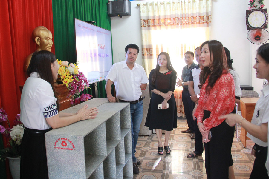 Tủ sách học sinh do Công ty Thanh Tùng 2 sản xuất từ nhựa tái chế. Tủ sách học sinh do Công ty Thanh Tùng 2 sản xuất từ nhựa tái chế.