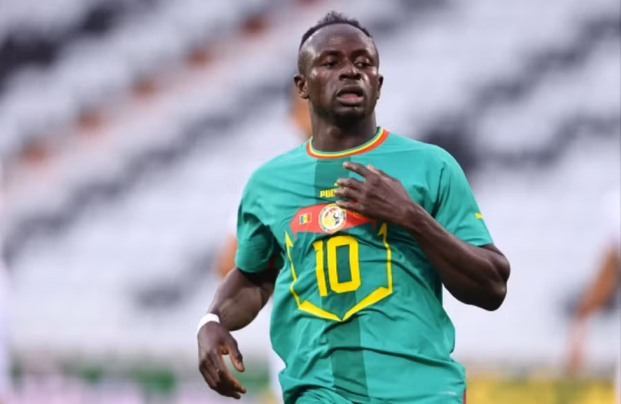 Áo đấu của Sadio Mane do thương hiệu nổi tiếng Puma thiết kế. Áo đấu của Sadio Mane do thương hiệu nổi tiếng Puma thiết kế.