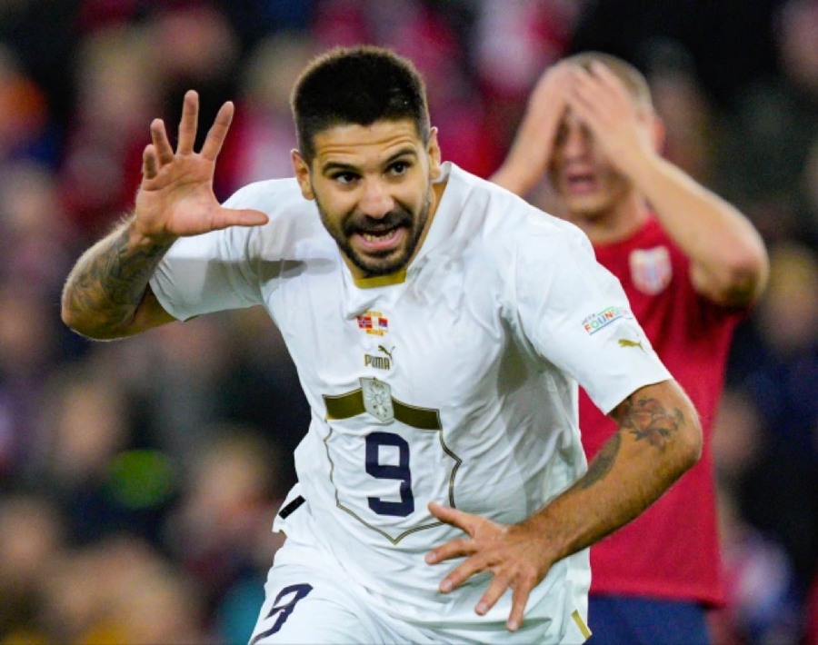 Tiền đạo của Fulham cán mốc 50 bàn thắng quốc tế nhanh hơn Messi và Ronaldo. Tiền đạo của Fulham cán mốc 50 bàn thắng quốc tế nhanh hơn Messi và Ronaldo.