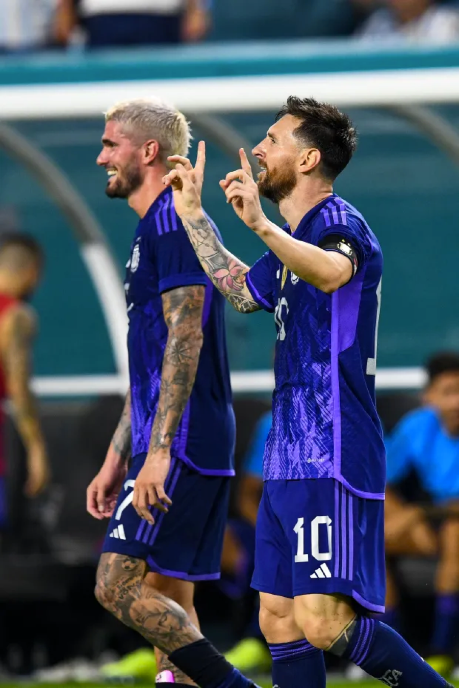 Messi và các đồng đội sẽ khoác lên mình bộ áo đấu bắt mắt khi tranh tài tại World Cup 2022.