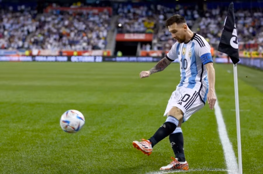 Trong khi Messi chỉ xếp hạng 3 cùng Argentina trên đất Qatar.
