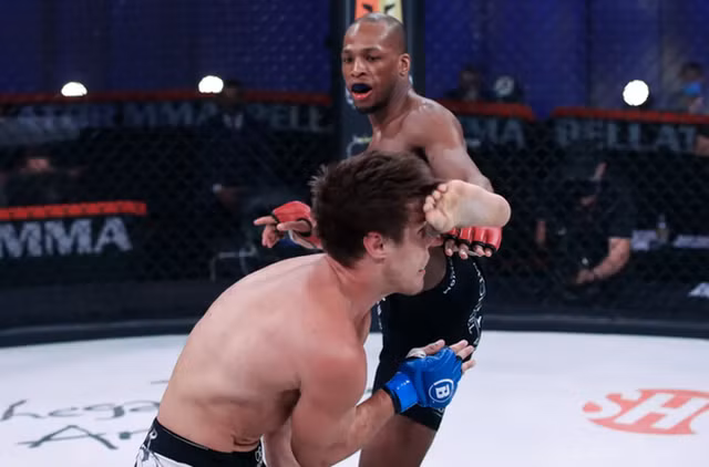 Lĩnh trọn cú đá nhưng Michael Page vẫn tiếp tục thi đấu.