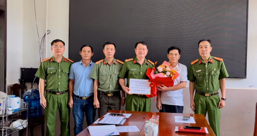 Ban Giám đốc Công an tỉnh Thừa Thiên - Huế thưởng nóng cho Công an thị xã Hương Thủy kịp thời truy bắt thành công đối tượng Tối. (Ảnh: CACC).