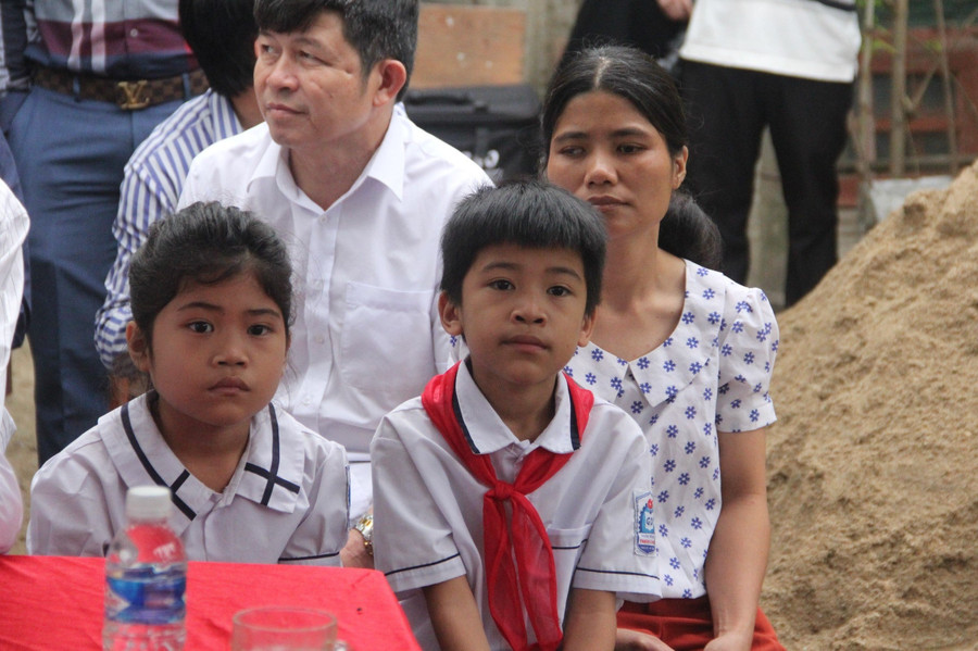 Sau khi chồng mất, chị Nga vốn bị điếc bẩm sinh, mắt kém phải một mình nuôi 2 con nhỏ, phải tá túc nhà ông bà ngoại (Ảnh: Vũ Long).