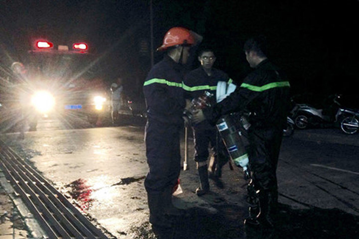 Quán bar cháy lớn trong đêm, khách tháo chạy tán loạn