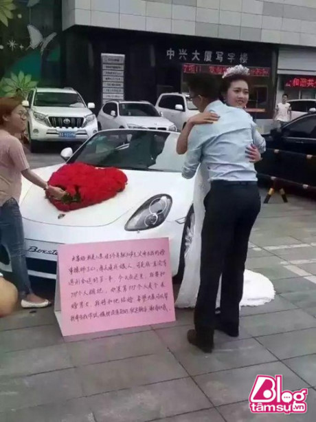 Cái kết bất ngờ của cô gái mặc váy cô dâu đứng bên siêu xe cầm biển tìm chồng - Ảnh 2 Cai ket bat ngo cua co gai mac vay co dau dung ben sieu xe cam bien tim chong - Anh 2