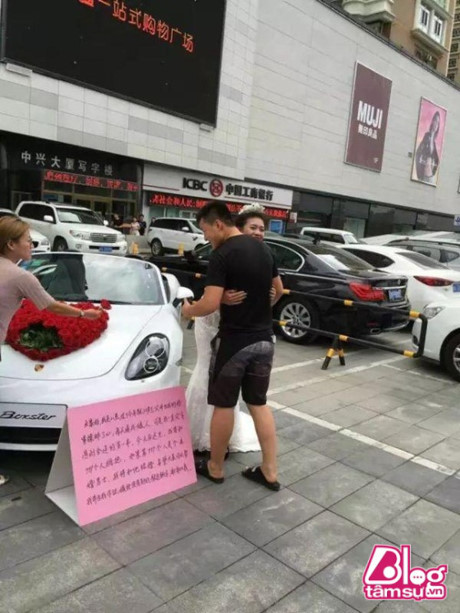 Cái kết bất ngờ của cô gái mặc váy cô dâu đứng bên siêu xe cầm biển tìm chồng - Ảnh 3 Cai ket bat ngo cua co gai mac vay co dau dung ben sieu xe cam bien tim chong - Anh 3