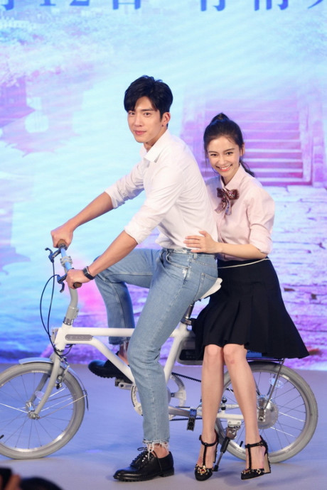 Angela Baby ôm ấp trai trẻ sau tin đồn mang bầu - Ảnh 2 Angela Baby om ap trai tre sau tin don mang bau - Anh 2