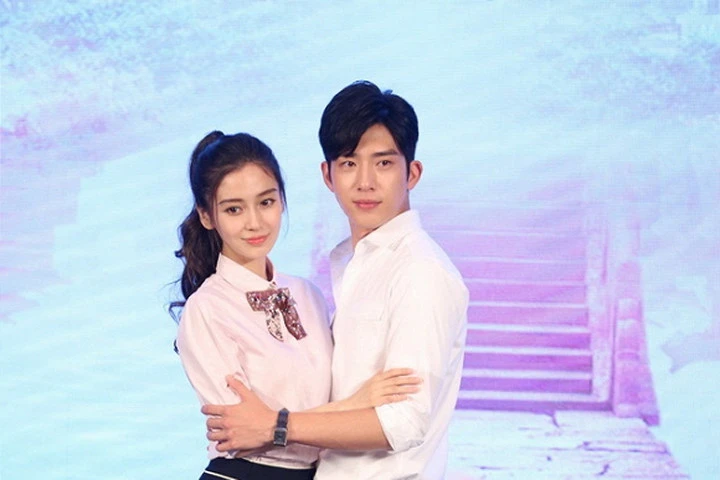 Angela Baby ôm ấp trai trẻ sau tin đồn mang bầu