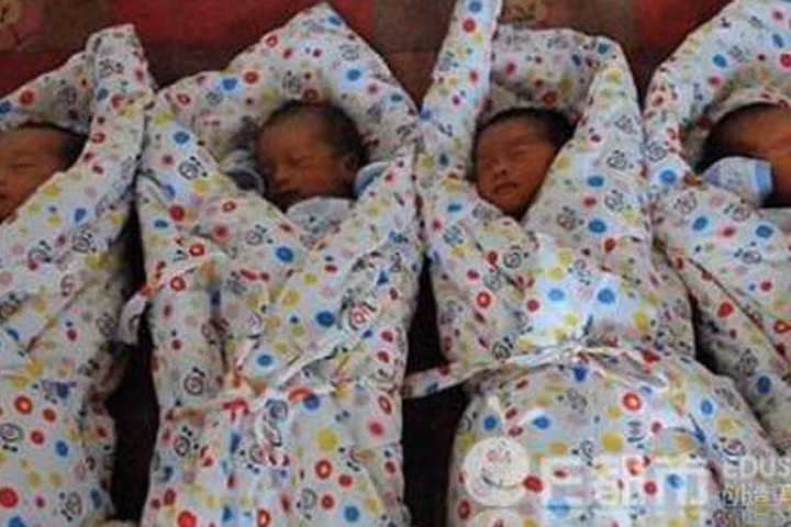 Ca sinh tư tự nhiên giống hệt nhau