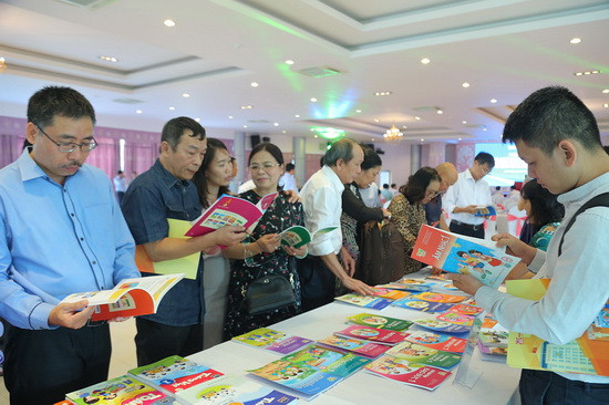 Các đại biểu dự hội thảo tham quan các bộ mẫu SGK lớp 1 do NXB Giáo dục Việt Nam biên soạn. Ảnh: Việt Hà. Các đại biểu dự hội thảo tham quan các bộ mẫu SGK lớp 1 do NXB Giáo dục Việt Nam biên soạn. Ảnh: Việt Hà.