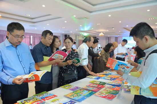 Các đại biểu dự hội thảo tham quan các bộ mẫu SGK lớp 1 do NXB Giáo dục Việt Nam biên soạn. Ảnh: Việt Hà.