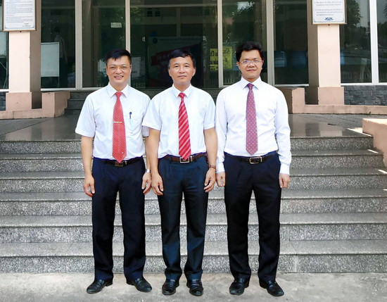 Ban Giám hiệu Nhà trường từ trái qua phải: PGS.TS Đỗ Anh Tài - Bí thư Đảng ủy - Phó Hiệu trưởng; PGS.TS Trần Quang Huy -Hiệu trưởng; PGS.TS Trần Nhuận Kiên - Phó Hiệu trưởng. Ban Giám hiệu Nhà trường từ trái qua phải: PGS.TS Đỗ Anh Tài - Bí thư Đảng ủy - Phó Hiệu trưởng; PGS.TS Trần Quang Huy -Hiệu trưởng; PGS.TS Trần Nhuận Kiên - Phó Hiệu trưởng.