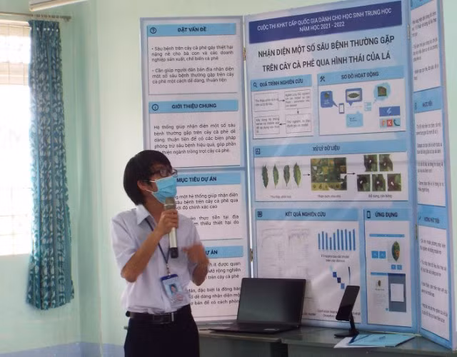 Nam sinh thi trực tuyến trong Cuộc thi Khoa học kĩ thuật cấp quốc gia học sinh trung học năm 2021 - 2022.