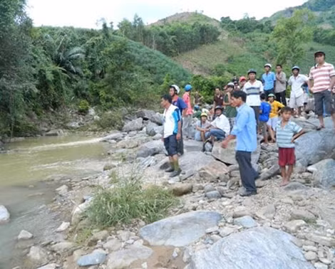 Chồng chết, vợ mất tích khi kích điện cá đêm