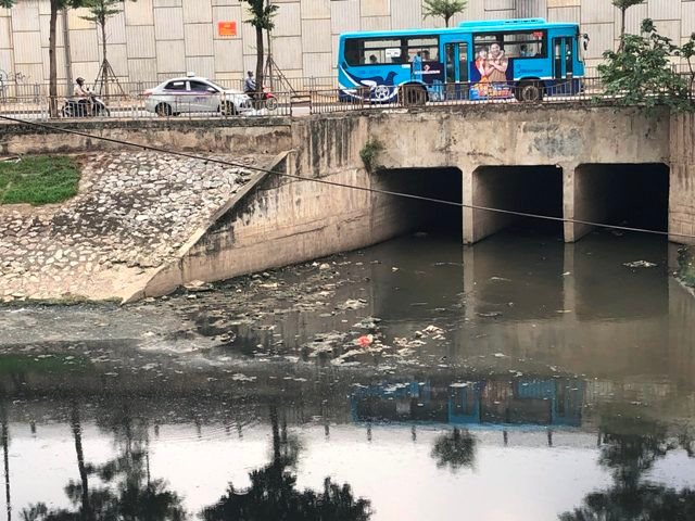 Sông Tô Lịch (Hà Nội) nhiều chục năm ô nhiễm nặng. Sông Tô Lịch (Hà Nội) nhiều chục năm ô nhiễm nặng.