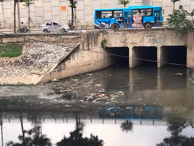 Sông Tô Lịch (Hà Nội) nhiều chục năm ô nhiễm nặng.