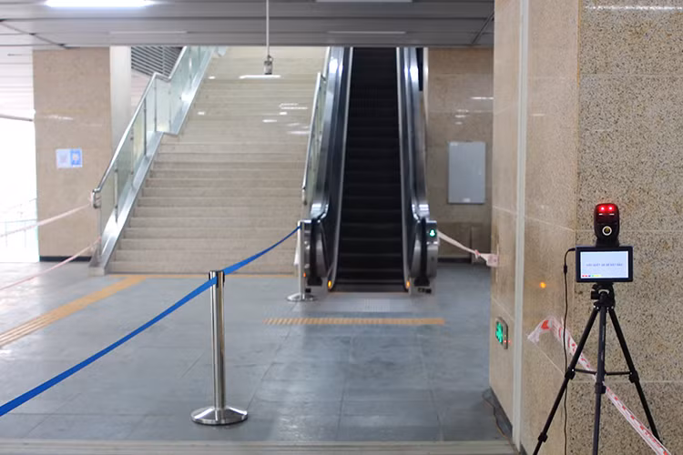 Máy quét mã QR được bố trí ngay tại hai sảnh vào ga Cát Linh, hành khách khi đến ga sẽ sử dụng căn cước công dân gắn chip hoặc ứng dụng PC Covid, VNEID để quét mã khai báo y tế. Ảnh: Lê Phú.