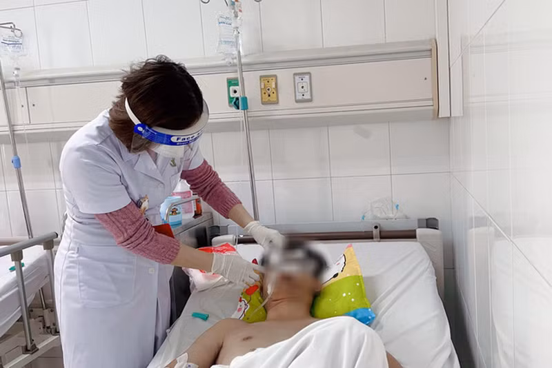 Bác sĩ kiểm tra tình trạng của bệnh nhân sau phẫu thuật. Ảnh: BVCC.