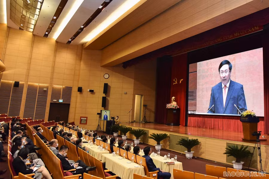 Các đại biểu nghe Phó Thủ tướng Thường trực Phạm Bình Minh phát biểu từ đầu cầu Bộ Ngoại giao, số 2 Lê Quang Đạo. Ảnh: Nguyễn Hồng/ Báo Quốc tế.