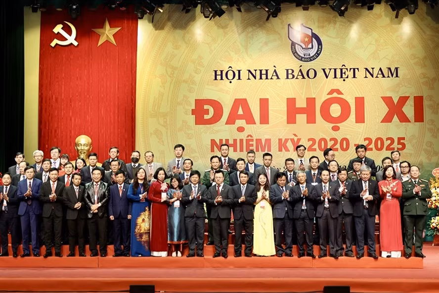 Ban Chấp hành Hội Nhà báo Việt Nam khoá XI ra mắt Đại hội. Ảnh T.Vương/Báo LĐ.
