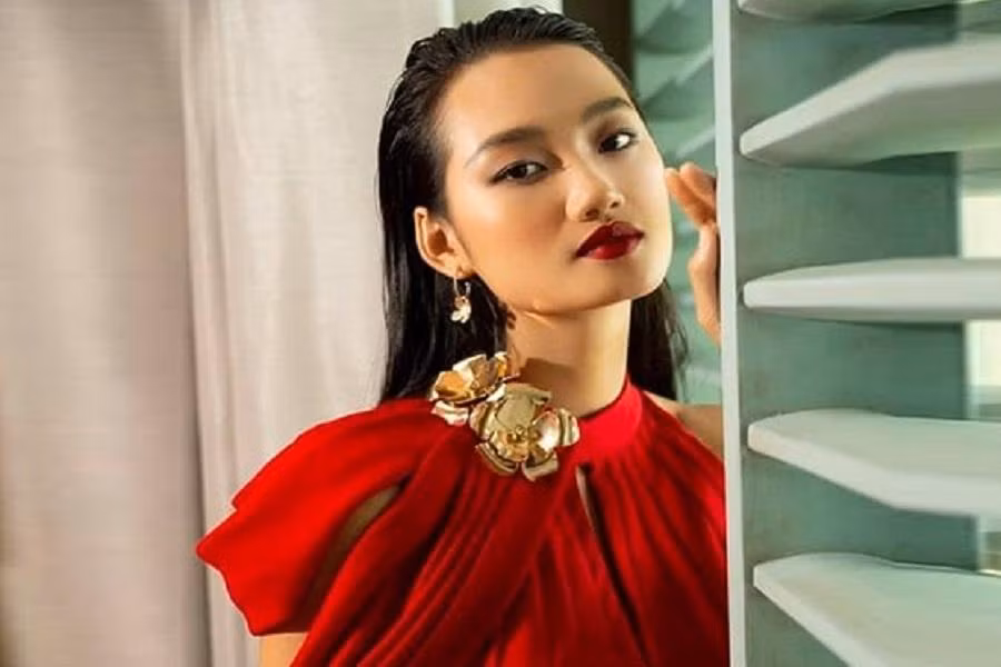 Nguyễn Quỳnh Anh là người mẫu sinh năm 1999 đến từ Hà Nội, sở hữu chiều cao 1,71m.