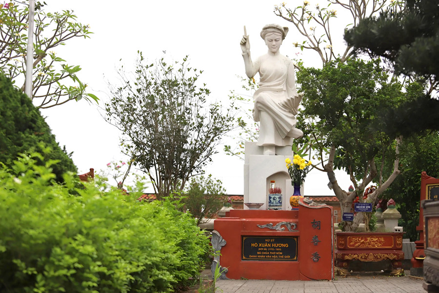 Tượng Hồ Xuân Hương tại khu lưu niệm ở xã Quỳnh Đôi. Ảnh: Phạm Tâm.