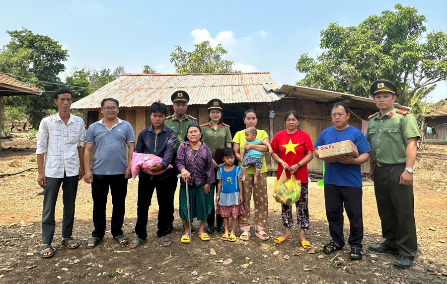 Gia đình ông Long trước căn nhà được người thân cho mượn. Ảnh: HL