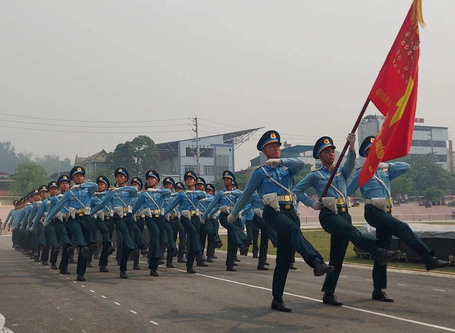 Dù thời tiết nắng nóng, các lực lượng diễu binh vẫn tích cực tập luyện. Ảnh: Bình Thanh