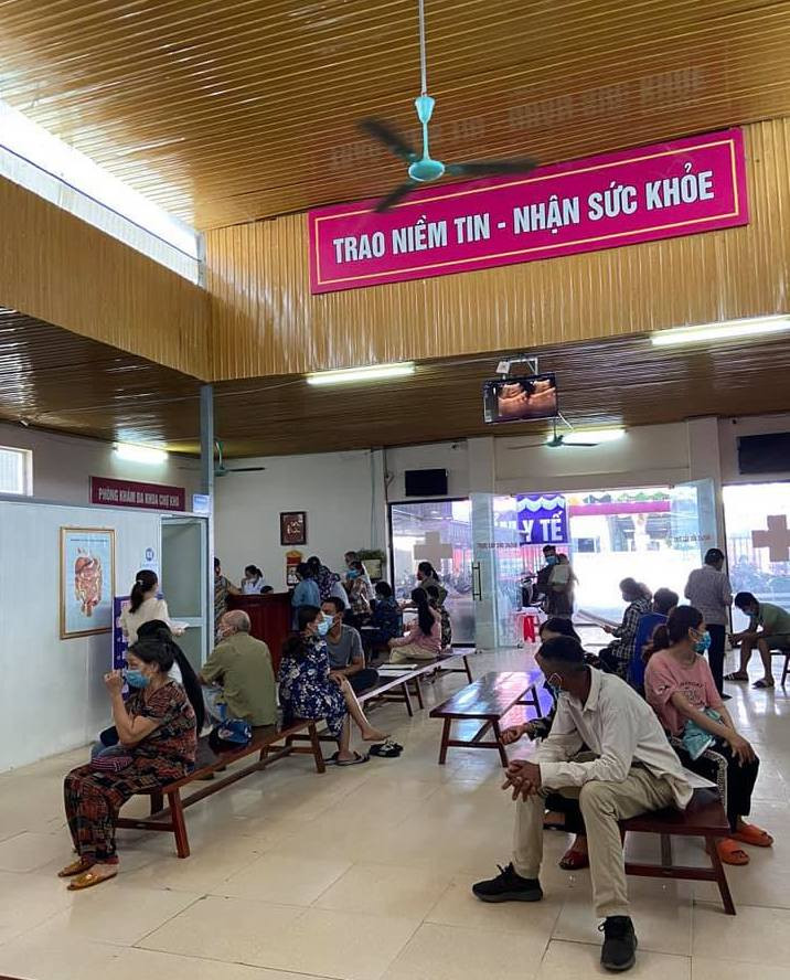 Người bệnh đến khám bệnh tại phòng khám không còn được hưởng quyền lợi bảo hiểm từ tháng 7/2022. Ảnh: Web PK