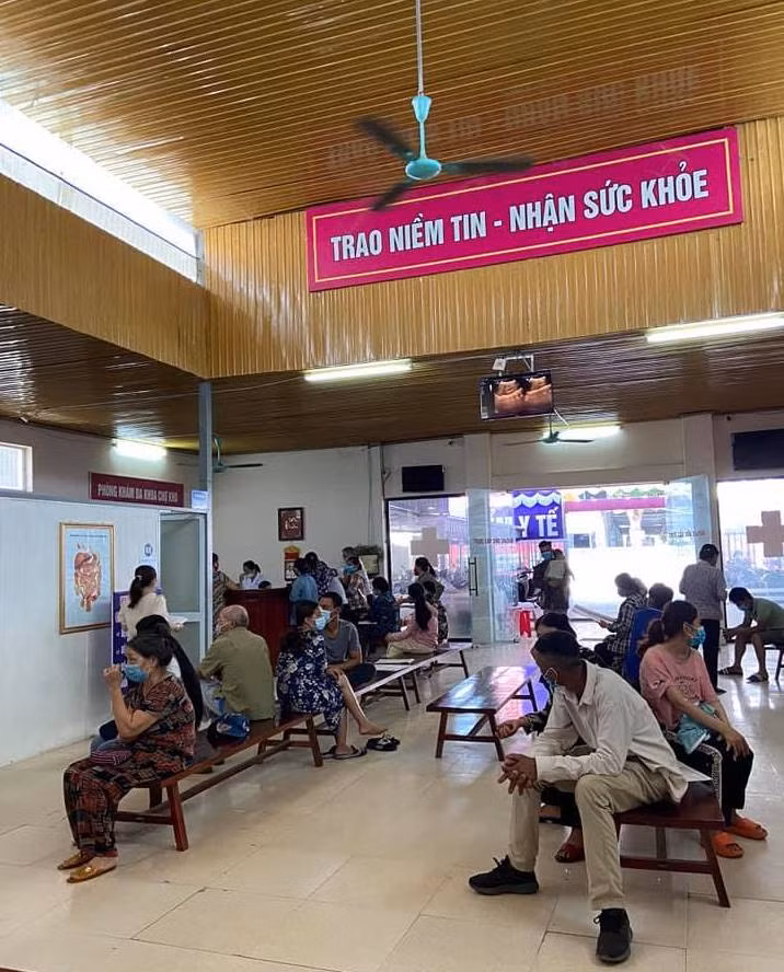 Người bệnh đến khám bệnh tại phòng khám không còn được hưởng quyền lợi bảo hiểm từ tháng 7/2022. Ảnh: Web PK