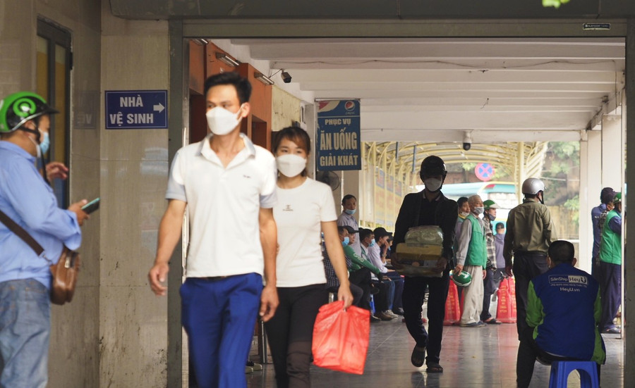 Hành khách tại bến xe Giáp Bát thực hiện nghiêm 2K để phòng dịch. Hành khách tại bến xe Giáp Bát thực hiện nghiêm 2K để phòng dịch.