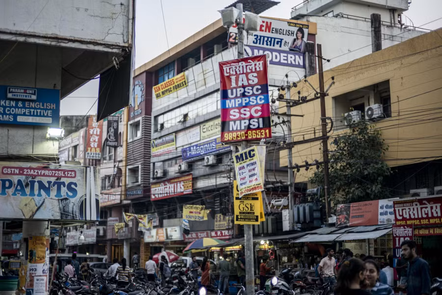 Quảng cáo của các trường đại học tư thục treo đầy đường phố Ấn Độ.