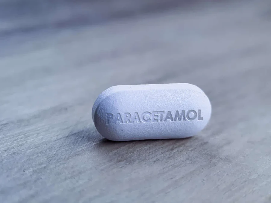 Triệu chứng tổn thương gan phổ biến do quá liều paracetamol có thể bao gồm buồn nôn, nôn, đau bụng, vàng da và vàng mắt. Ảnh minh họa.