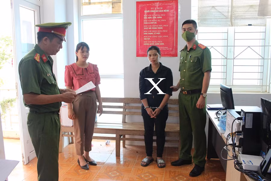 Đối tượng Cà Thị Ngân tại cơ quan Công an (dấu X). 