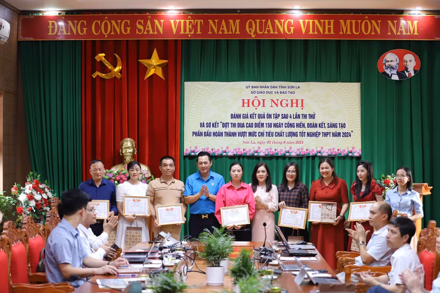Ông Nguyễn Cảnh Hưng, Chủ tịch Công đoàn ngành giáo dục Sơn La tặng giấy khen cho các cá nhân có thành tích xuất sắc trong phong trào thi đua.