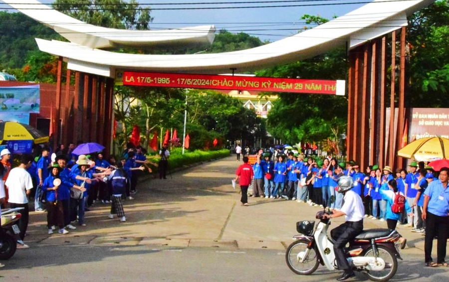 Đoàn thanh niên tham gia tiếp sức mùa thi tại trường Chuyên Sơn La.