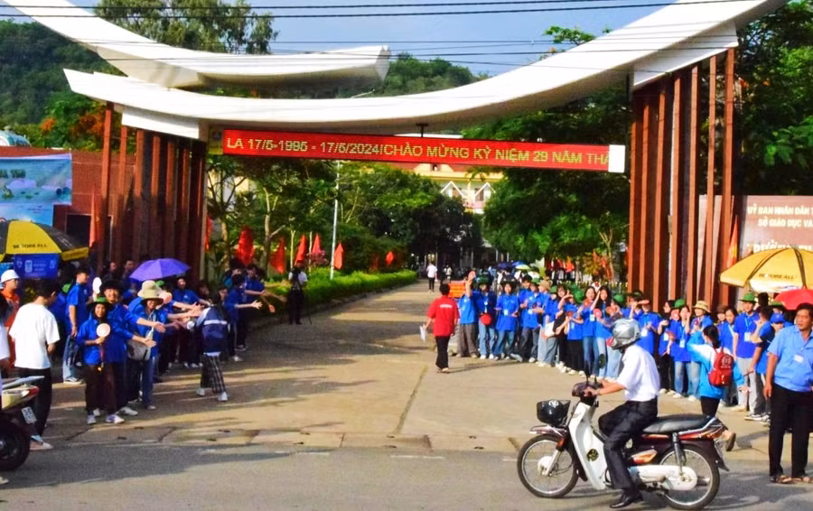 Đoàn thanh niên tham gia tiếp sức mùa thi tại trường Chuyên Sơn La.