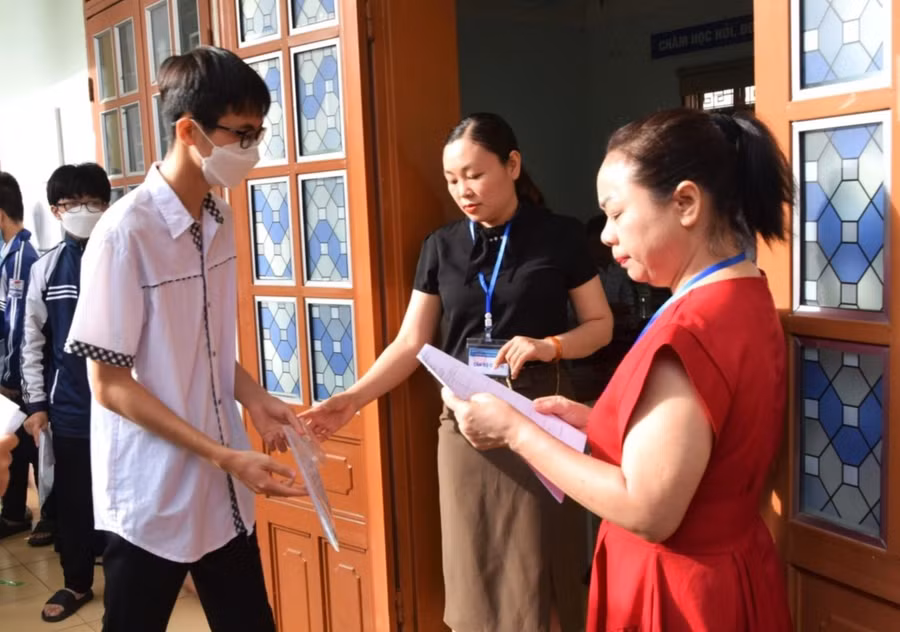 Học sinh vào phòng thi tại điểm thi Trường THPT Chuyên Sơn La.