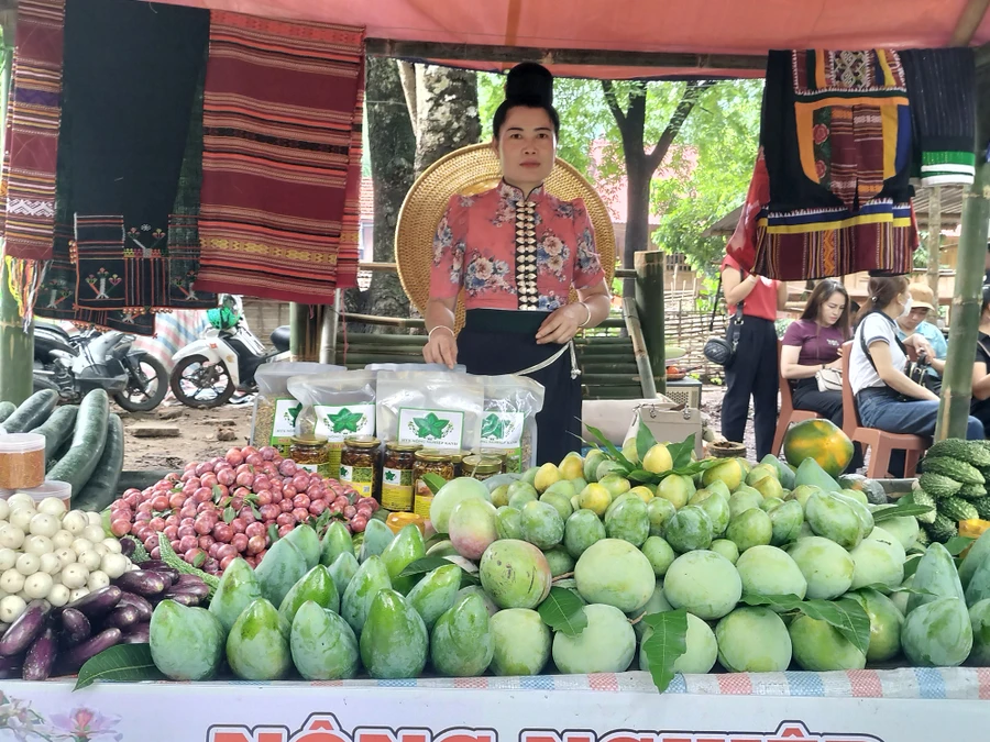 Gian hàng trưng bày xoài, để quảng bá đến người tiêu dùng.